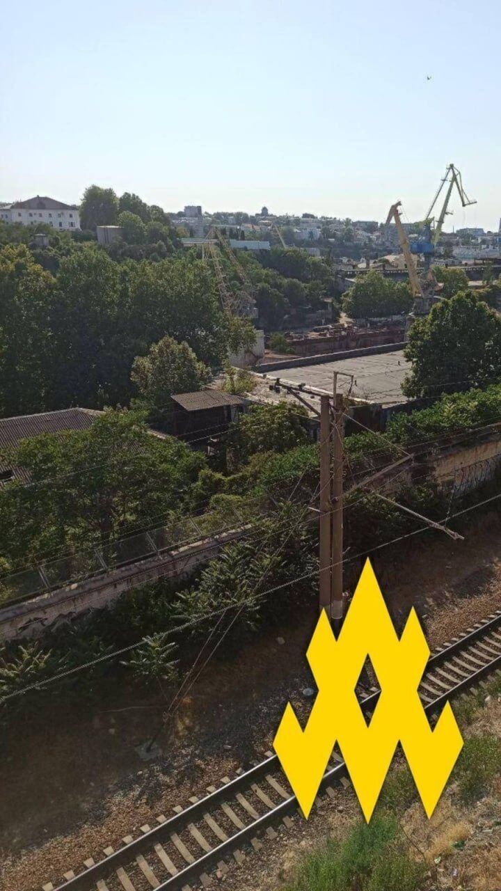 Агенты "Атеш" обнаружили в Севастополе корабль со следами повреждений после ракетного удара. Фото