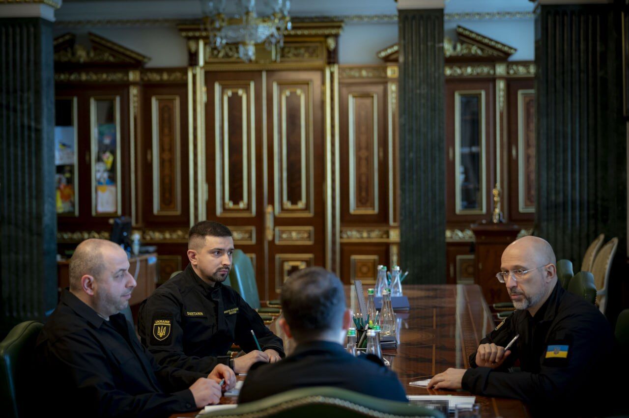 "Української зброї має стати більше": Зеленський провів нараду щодо оборонної сфери. Фото