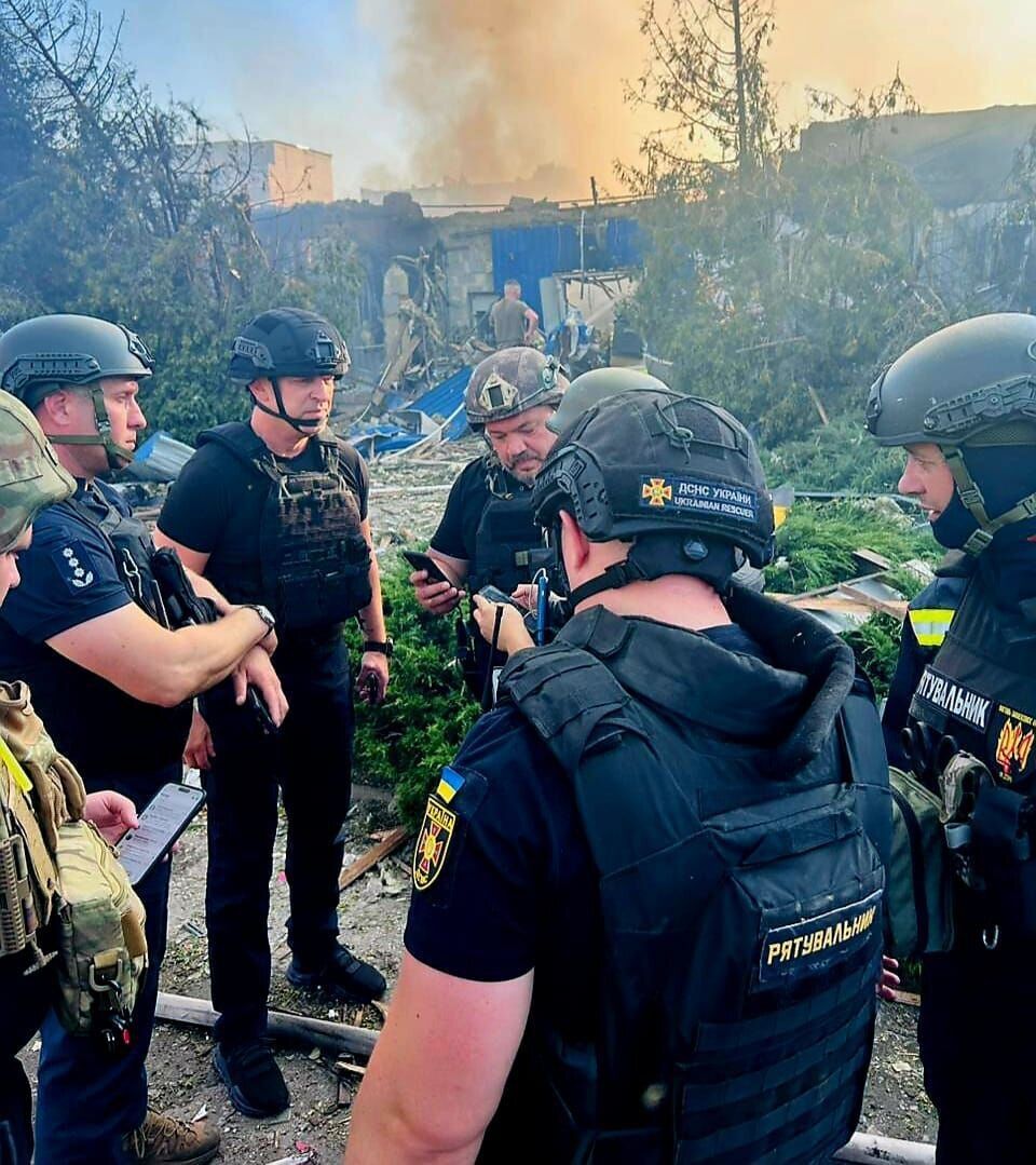 Ворог скинув КАБ на центр Добропілля на Донеччині: четверо загиблих і десятки поранених. Фото й відео