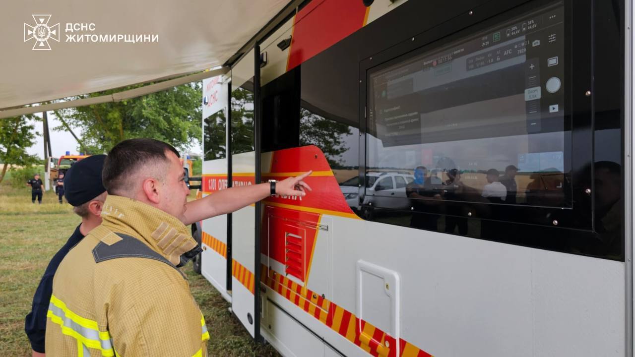 Заблудилась и уснула: пропавшую на Житомирщине 3-летнюю девочку нашли в лесу. Фото