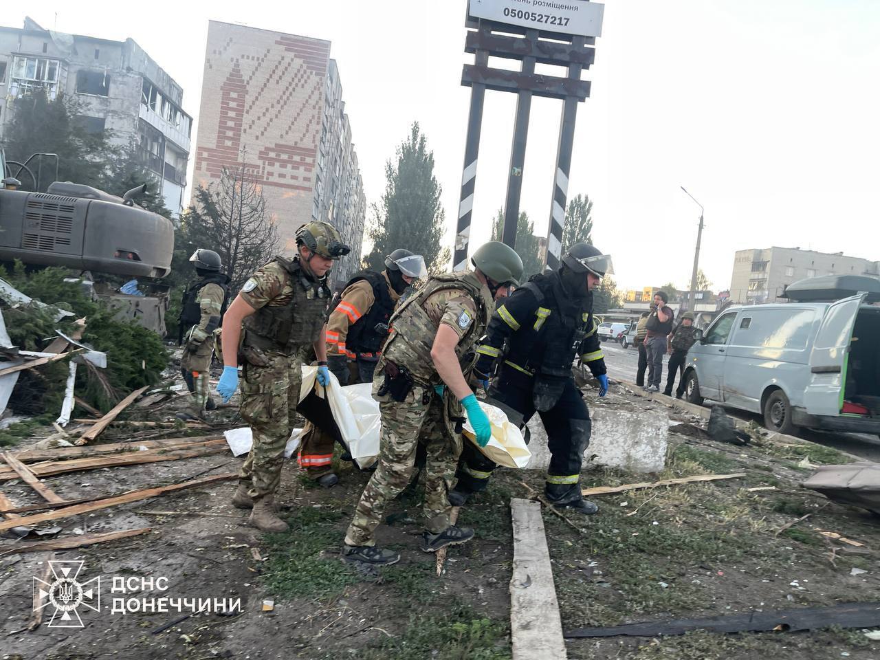 Ворог скинув КАБ на центр Добропілля на Донеччині: четверо загиблих і десятки поранених. Фото й відео