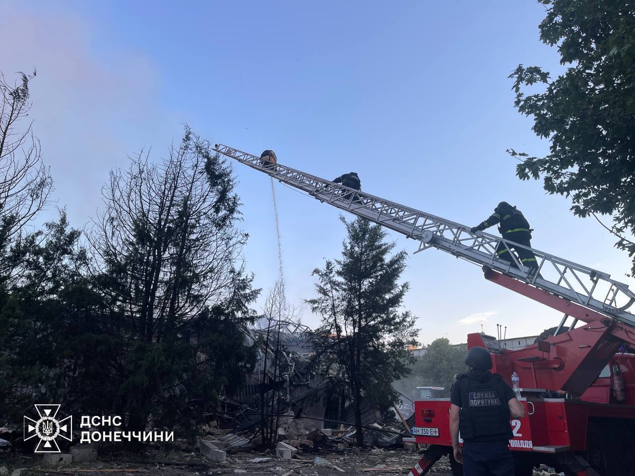 Ворог скинув КАБ на центр Добропілля на Донеччині: четверо загиблих і десятки поранених. Фото й відео