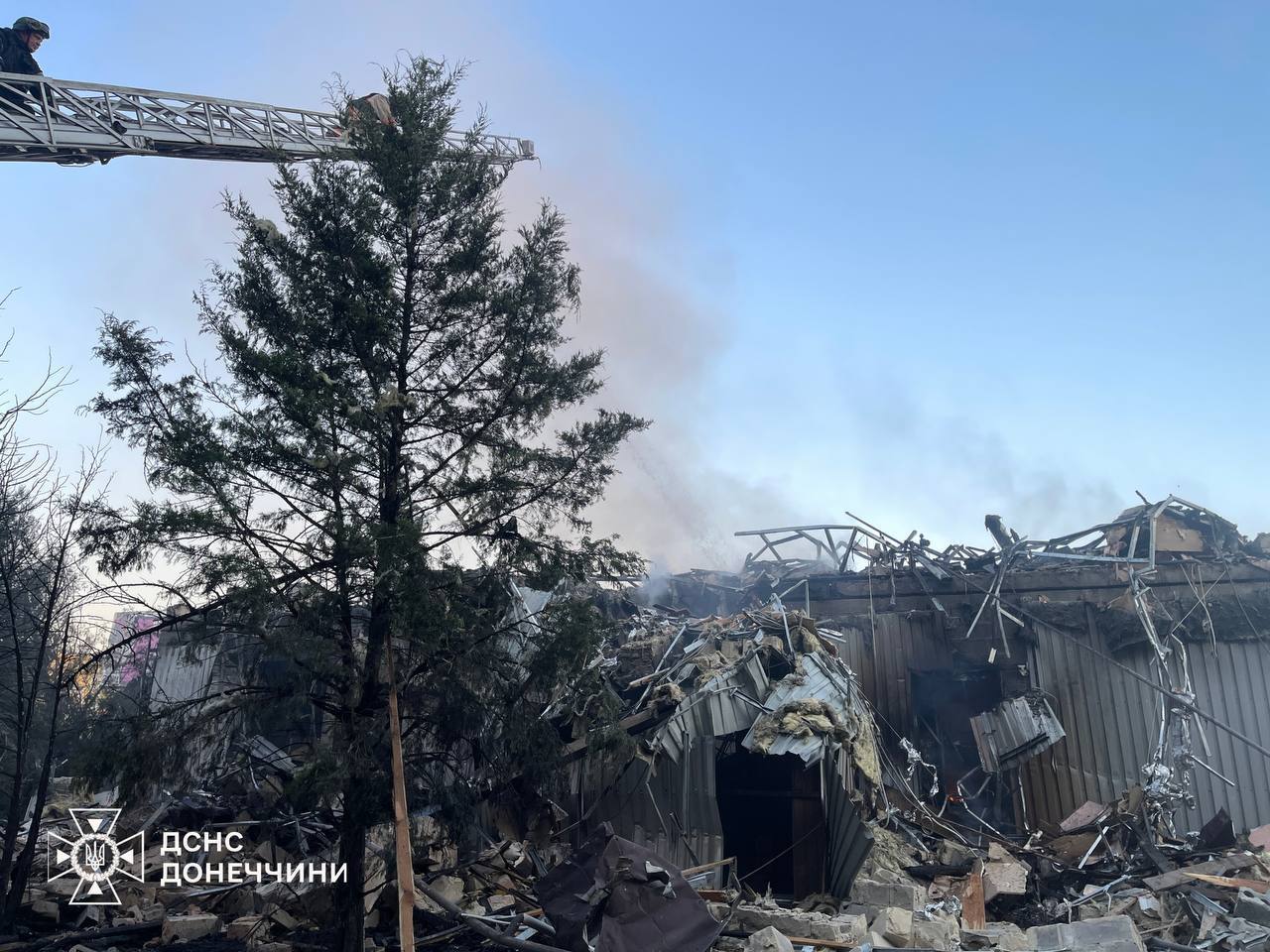 Ворог скинув КАБ на центр Добропілля на Донеччині: четверо загиблих і десятки поранених. Фото й відео