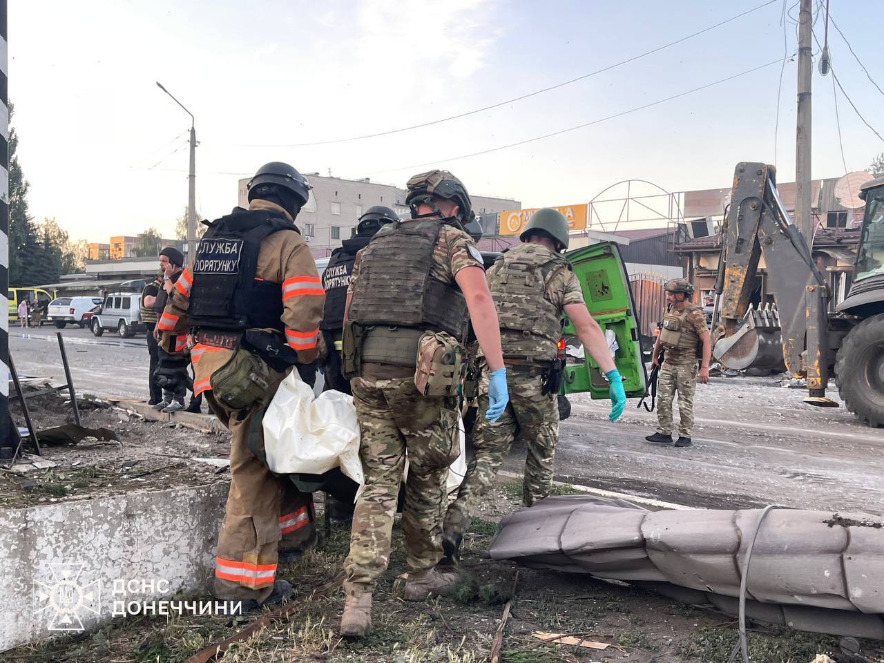 Ворог скинув КАБ на центр Добропілля на Донеччині: четверо загиблих і десятки поранених. Фото й відео