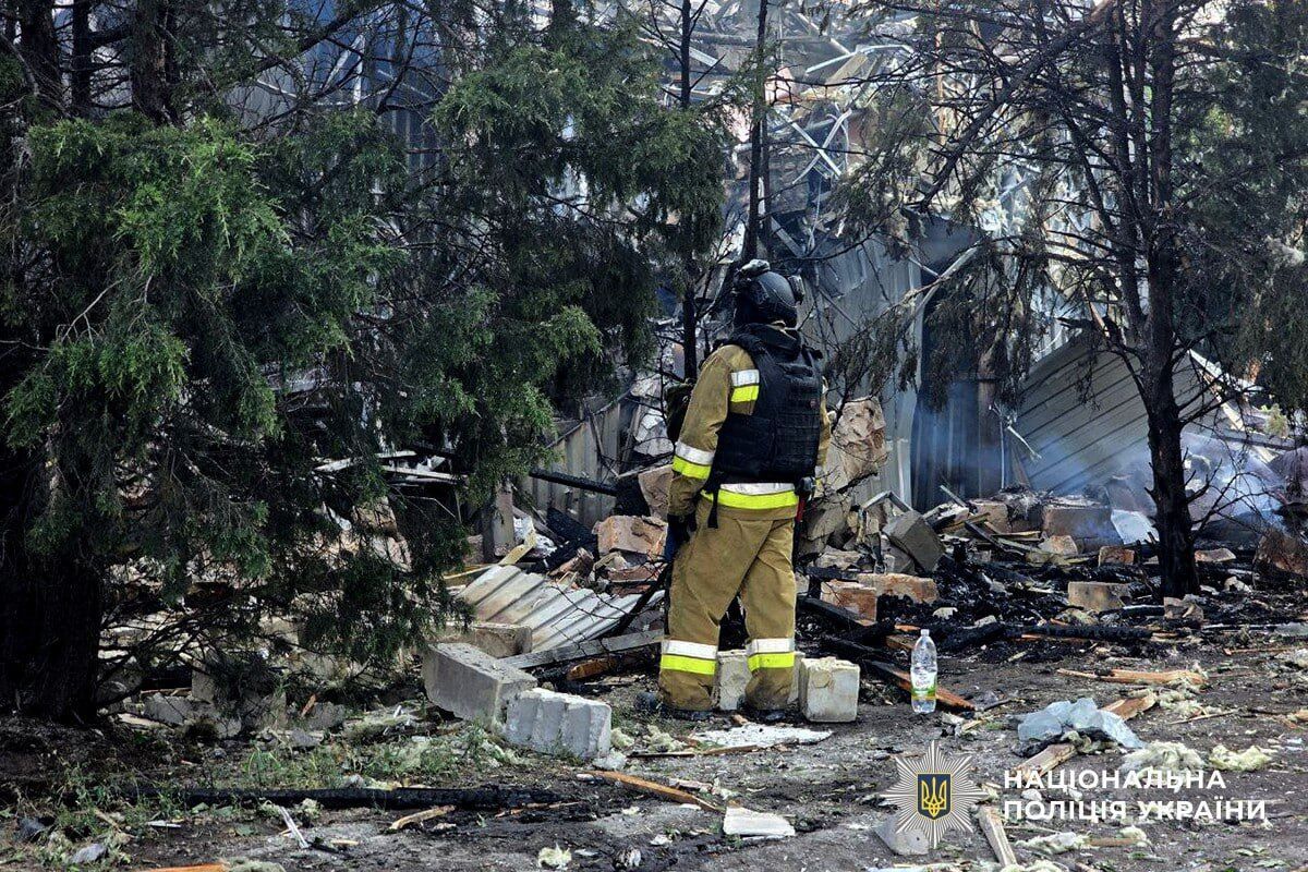 Ворог скинув КАБ на центр Добропілля на Донеччині: четверо загиблих і десятки поранених. Фото й відео