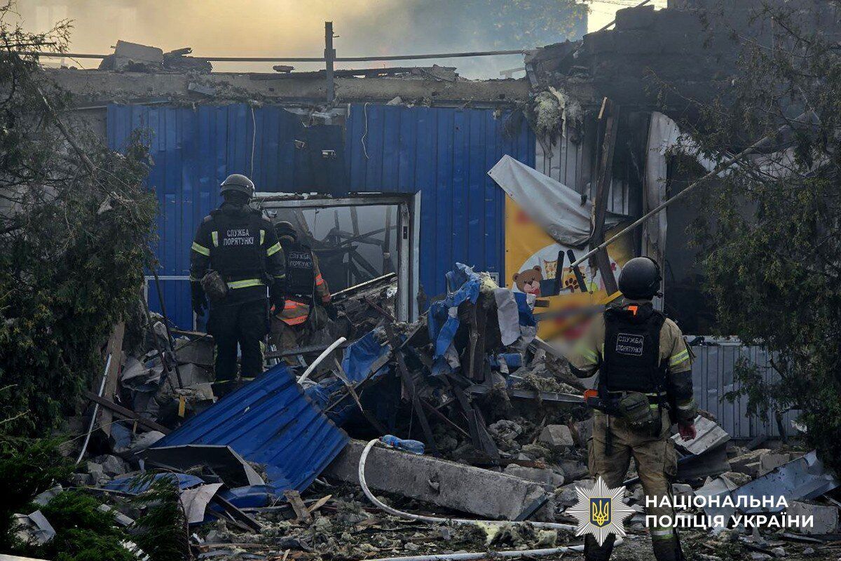 Ворог скинув КАБ на центр Добропілля на Донеччині: четверо загиблих і десятки поранених. Фото й відео