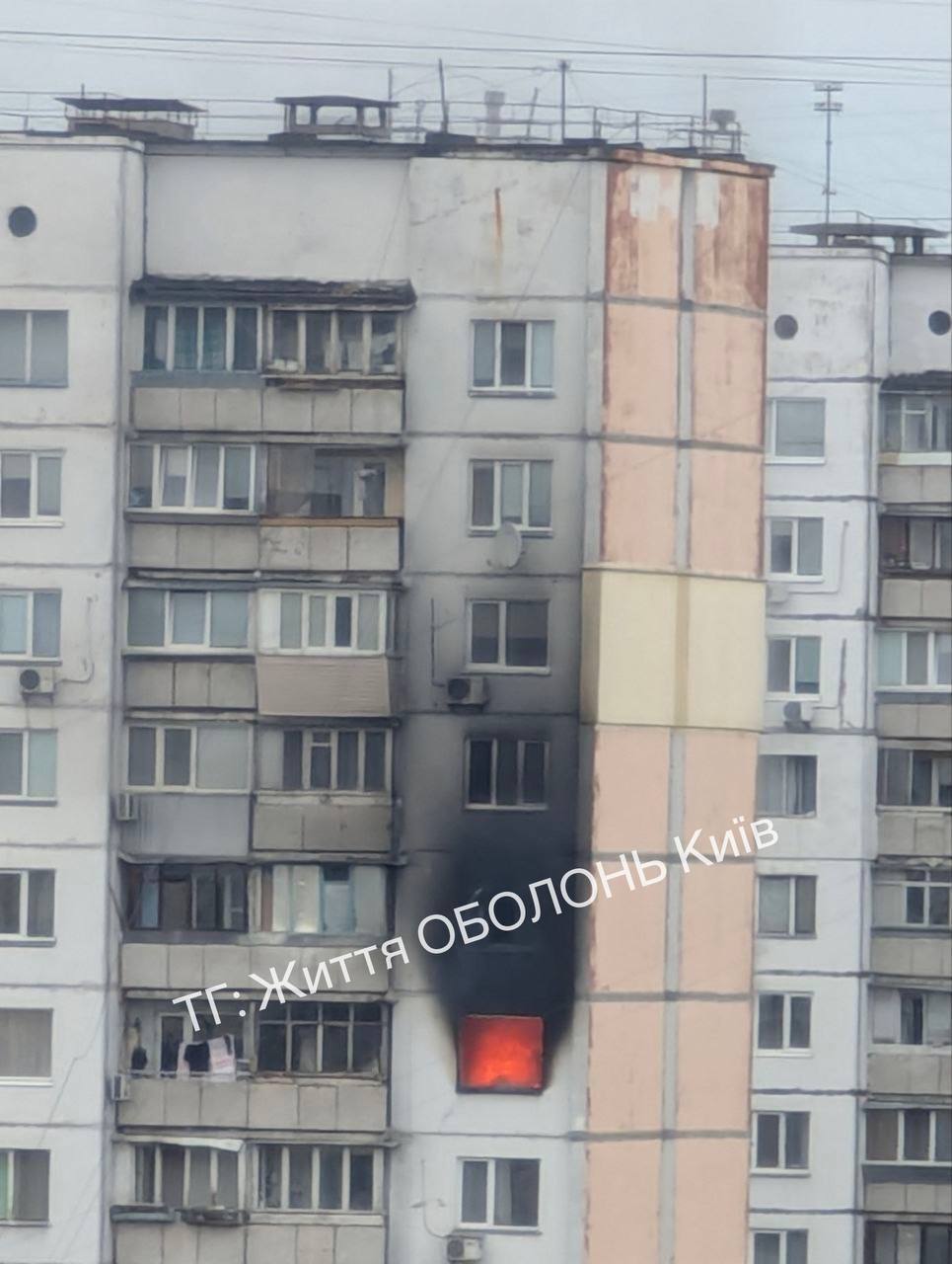 В Киеве на Оболони произошел пожар в многоэтажке: очевидцы сообщили о взрыве. Фото и видео
