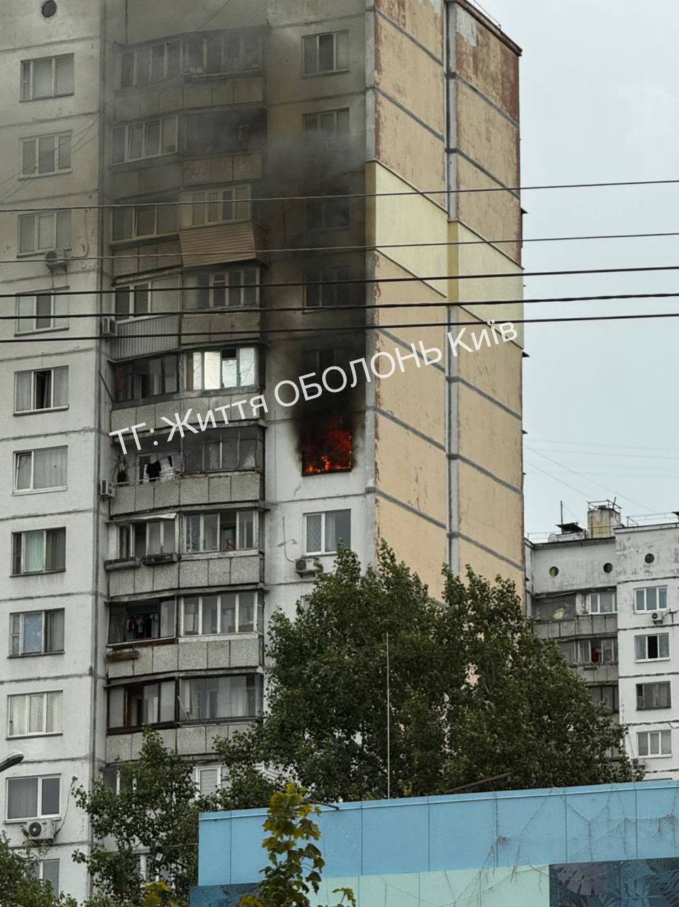 В Киеве на Оболони произошел пожар в многоэтажке: очевидцы сообщили о взрыве. Фото и видео