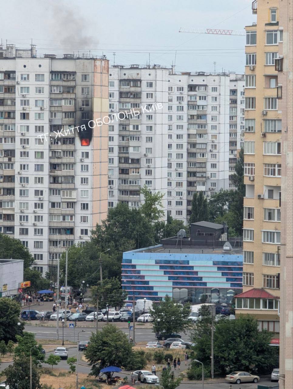 В Киеве на Оболони произошел пожар в многоэтажке: очевидцы сообщили о взрыве. Фото и видео
