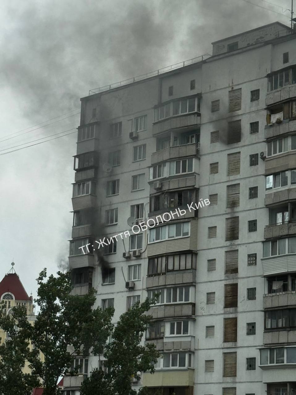 В Киеве на Оболони произошел пожар в многоэтажке: очевидцы сообщили о взрыве. Фото и видео