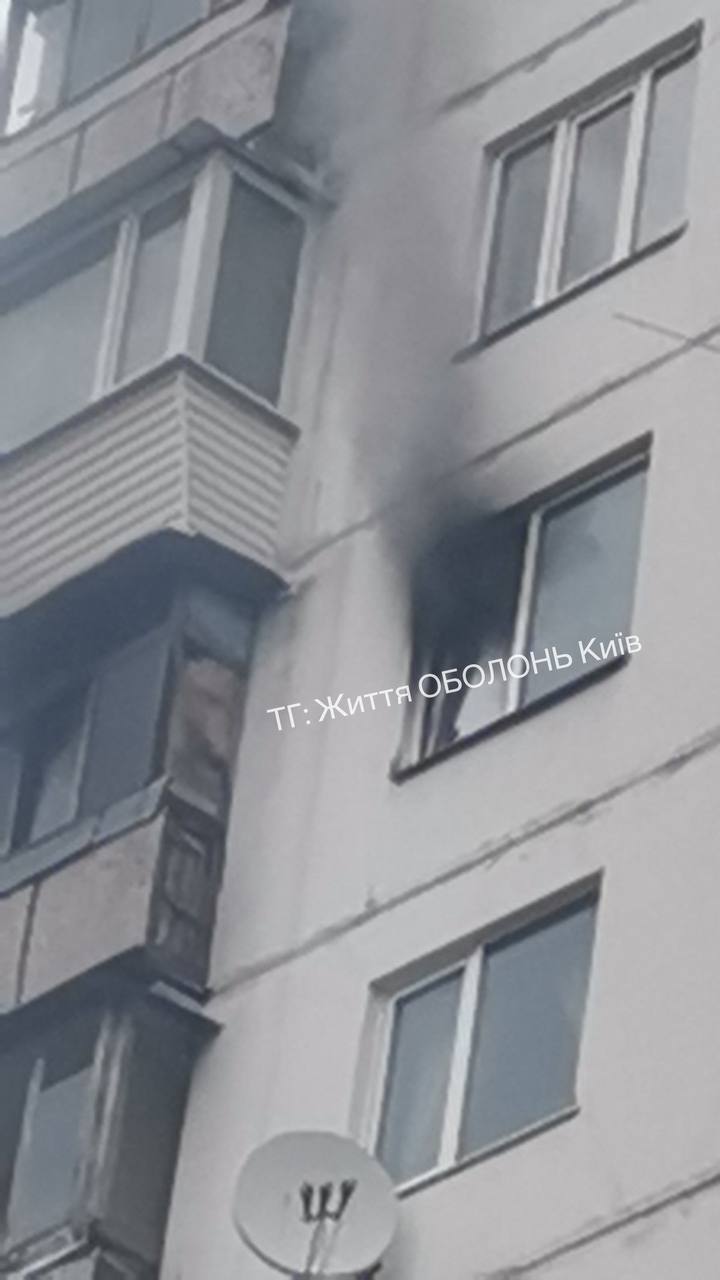 В Киеве на Оболони произошел пожар в многоэтажке: очевидцы сообщили о взрыве. Фото и видео