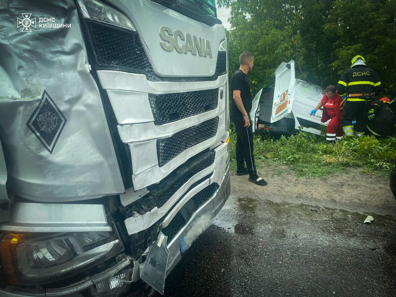 На Київщині сталась потрійна ДТП за участі вантажівки: є загиблі й постраждалий. Подробиці та фото