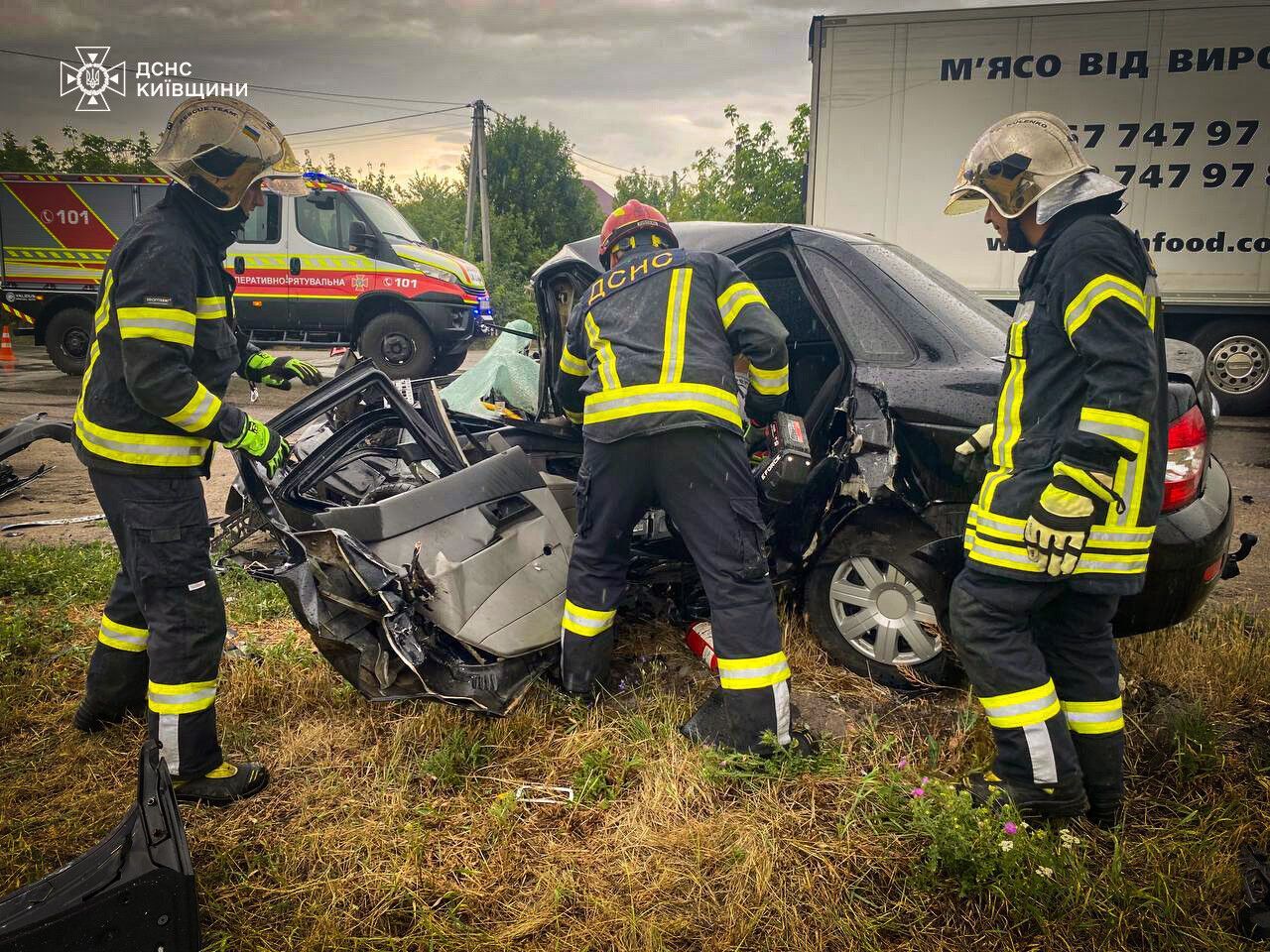 На Київщині сталась потрійна ДТП за участі вантажівки: є загиблі й постраждалий. Подробиці та фото
