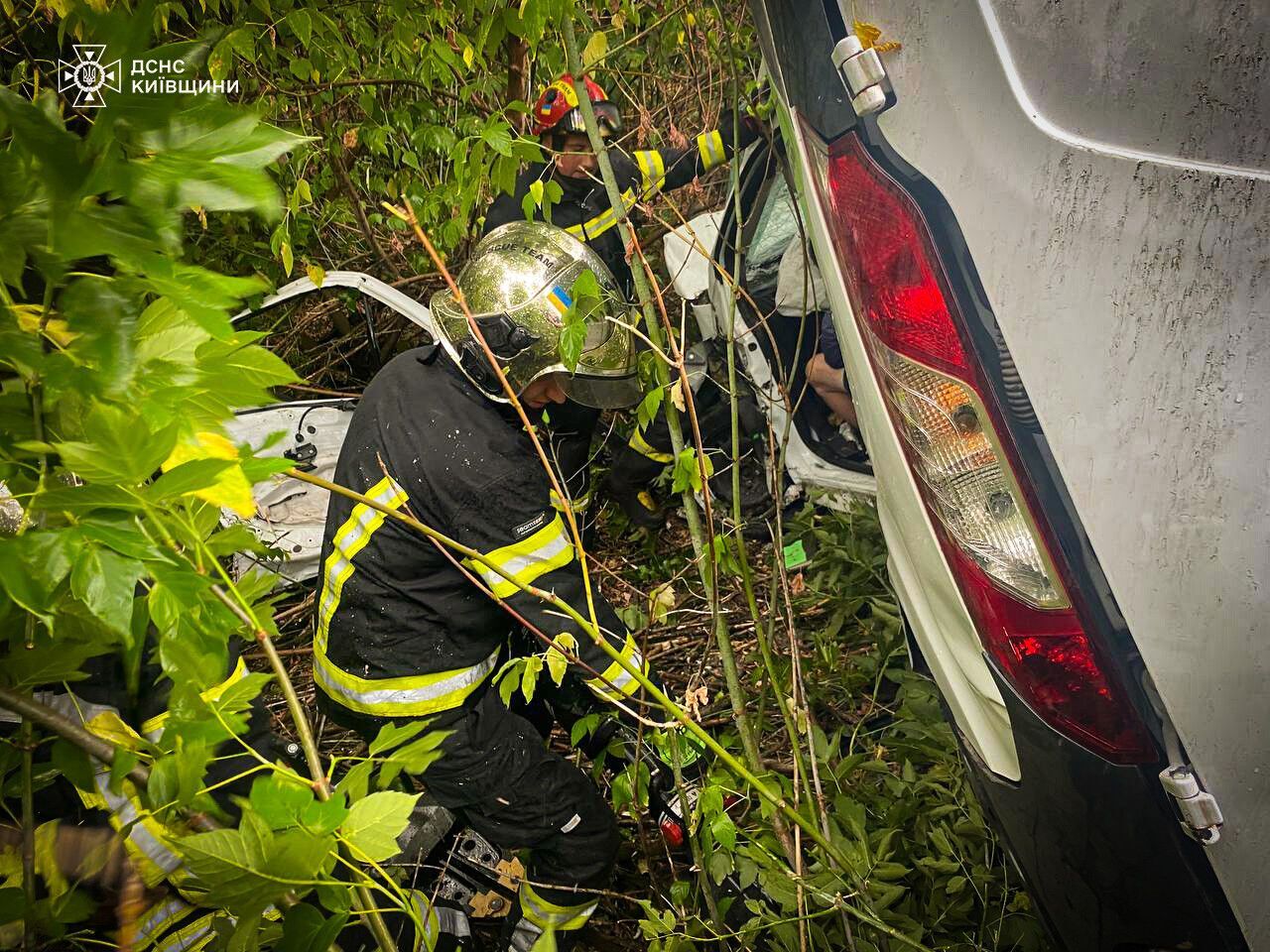 На Київщині сталась потрійна ДТП за участі вантажівки: є загиблі й постраждалий. Подробиці та фото