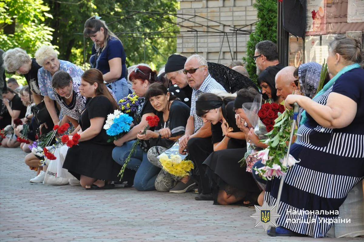 Без батька залишилося двоє дітей: у Черкасах попрощалися з поліцейським, який загинув на Донеччині. Фото і відео