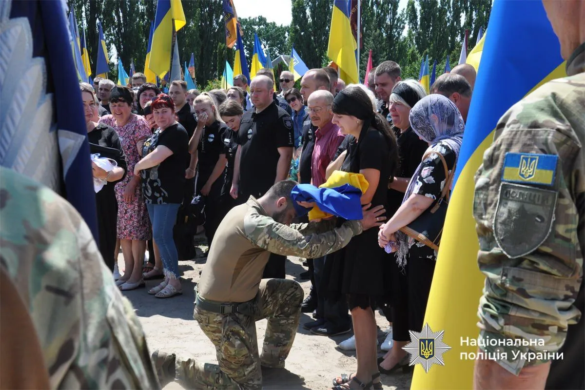 Без батька залишилося двоє дітей: у Черкасах попрощалися з поліцейським, який загинув на Донеччині. Фото і відео