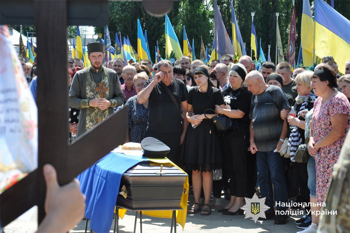 Без батька залишилося двоє дітей: у Черкасах попрощалися з поліцейським, який загинув на Донеччині. Фото і відео