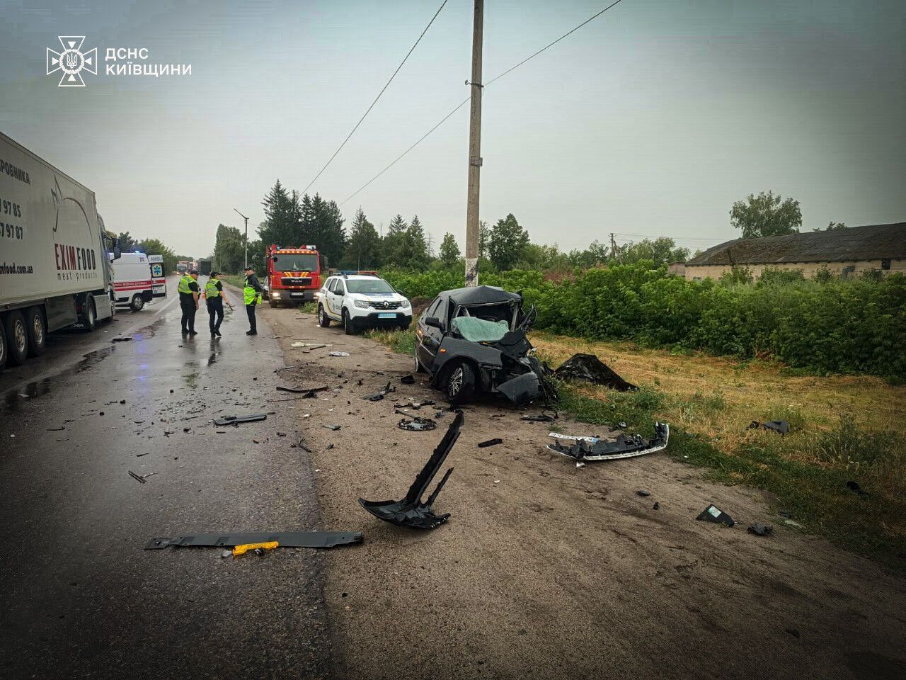 На Київщині сталась потрійна ДТП за участі вантажівки: є загиблі й постраждалий. Подробиці та фото