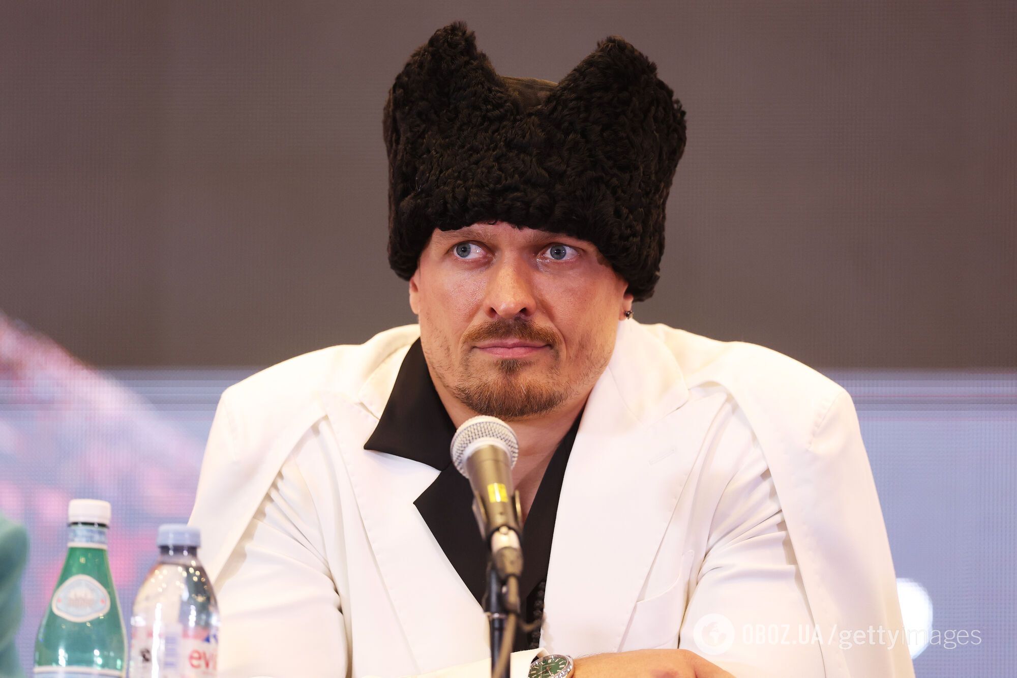 Усик перед боем с Дюбуа оделся в костюм современного козака с уникальной серьгой: дизайнер раскрыла его скрытый символизм