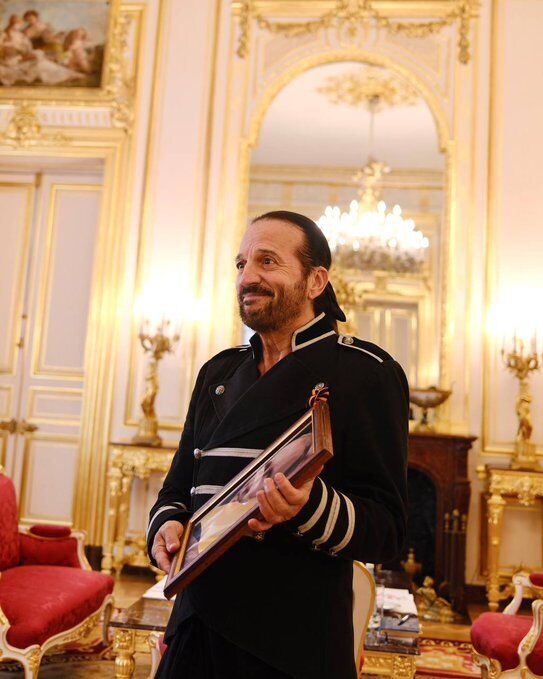 Назвав Путіна "незамінним для світу". Французький співак отримав безглуздий подарунок від Росії за підтримку війни