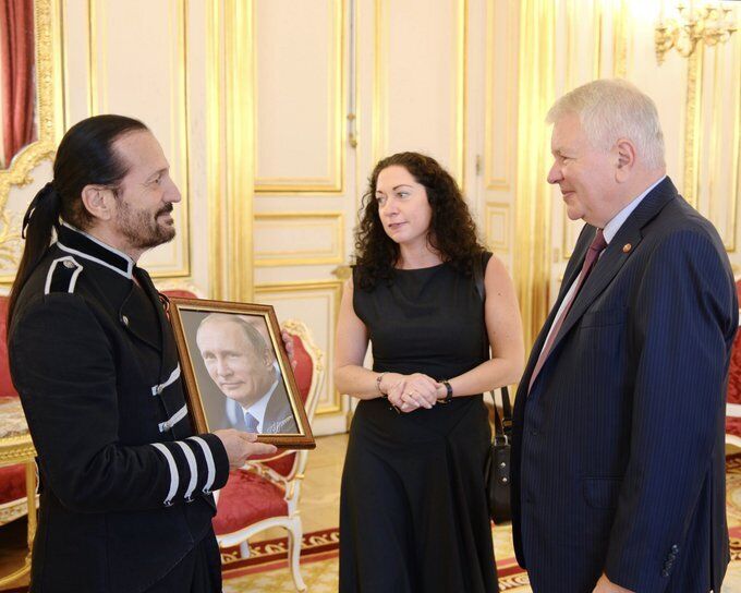 Назвав Путіна "незамінним для світу". Французький співак отримав безглуздий подарунок від Росії за підтримку війни