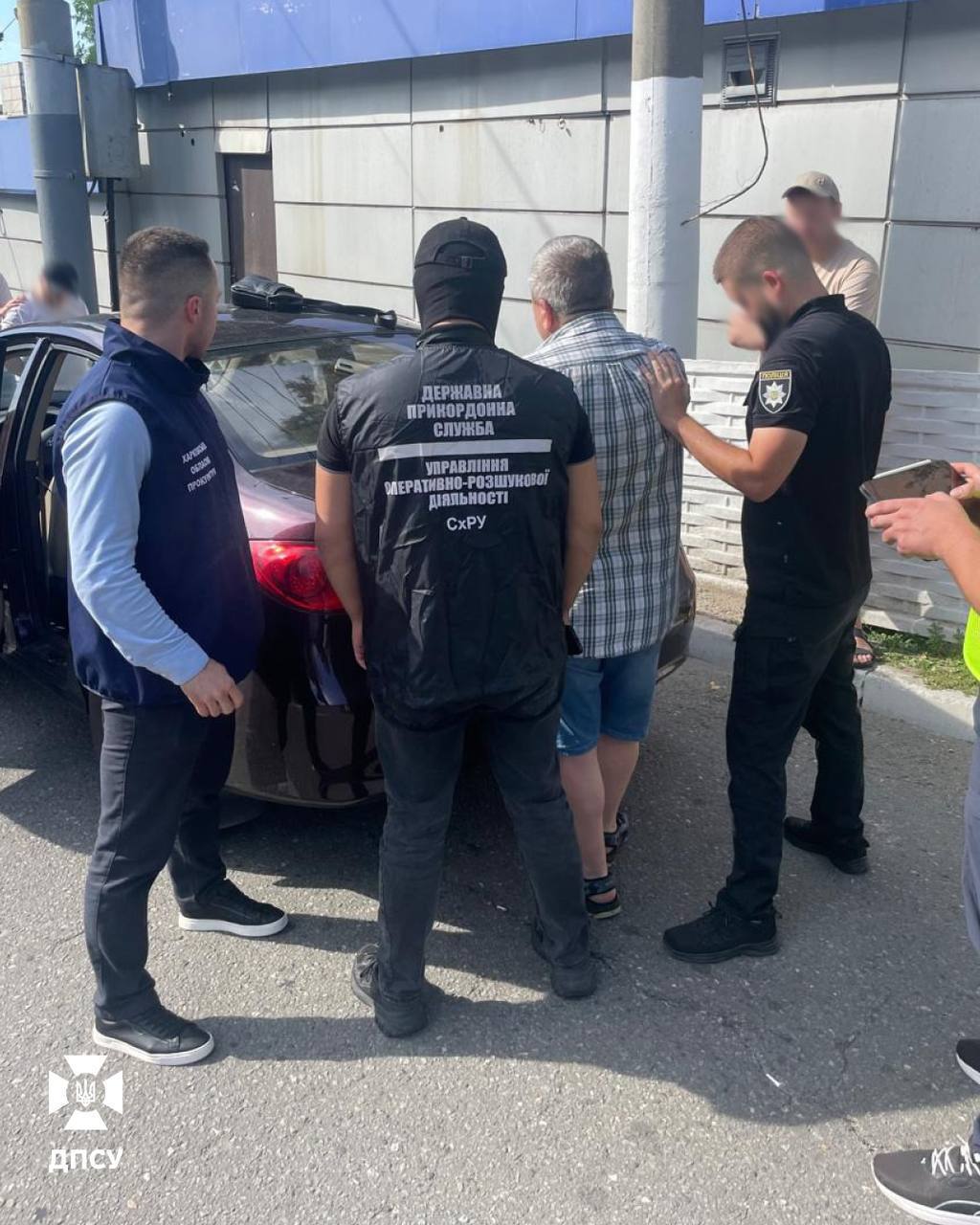 Брали по $9 тыс. с человека: на Харьковщине разоблачили канал незаконной переправки через границу. Фото