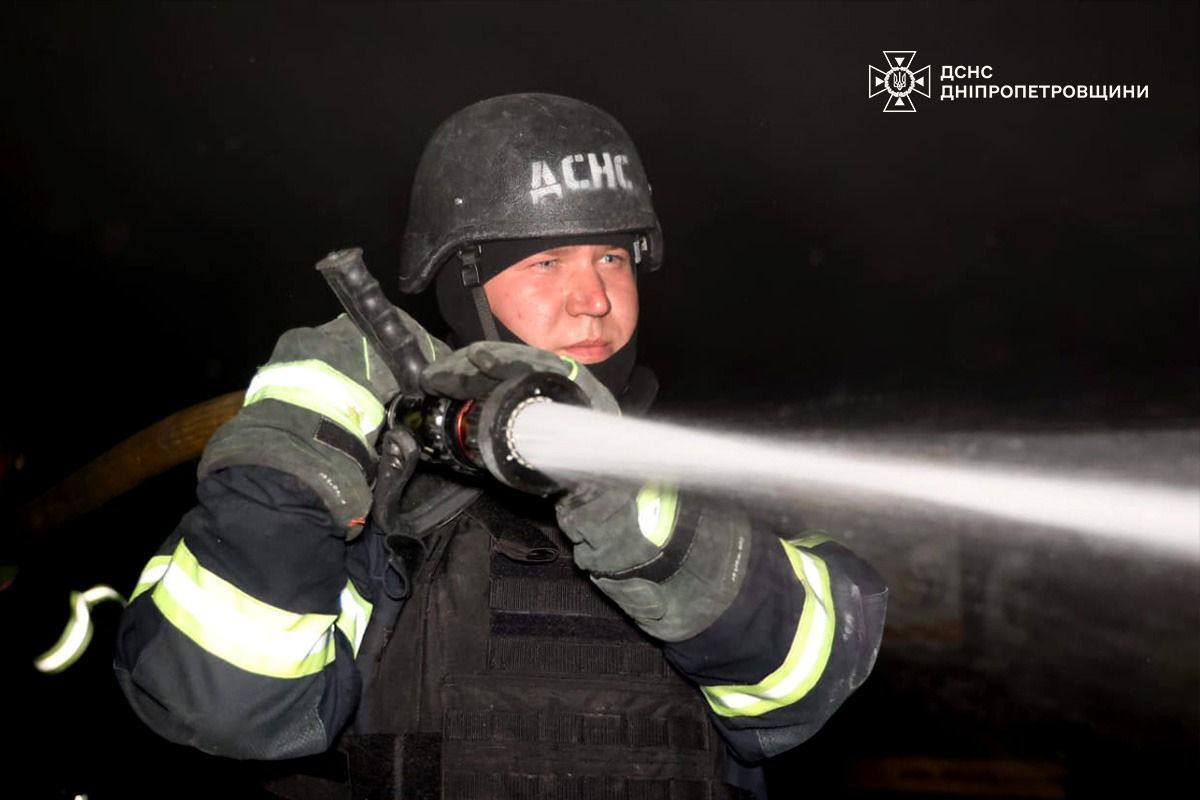 Оккупанты ночью массированно атаковали Днепр и область: произошли пожары, есть жертва и пострадавшие