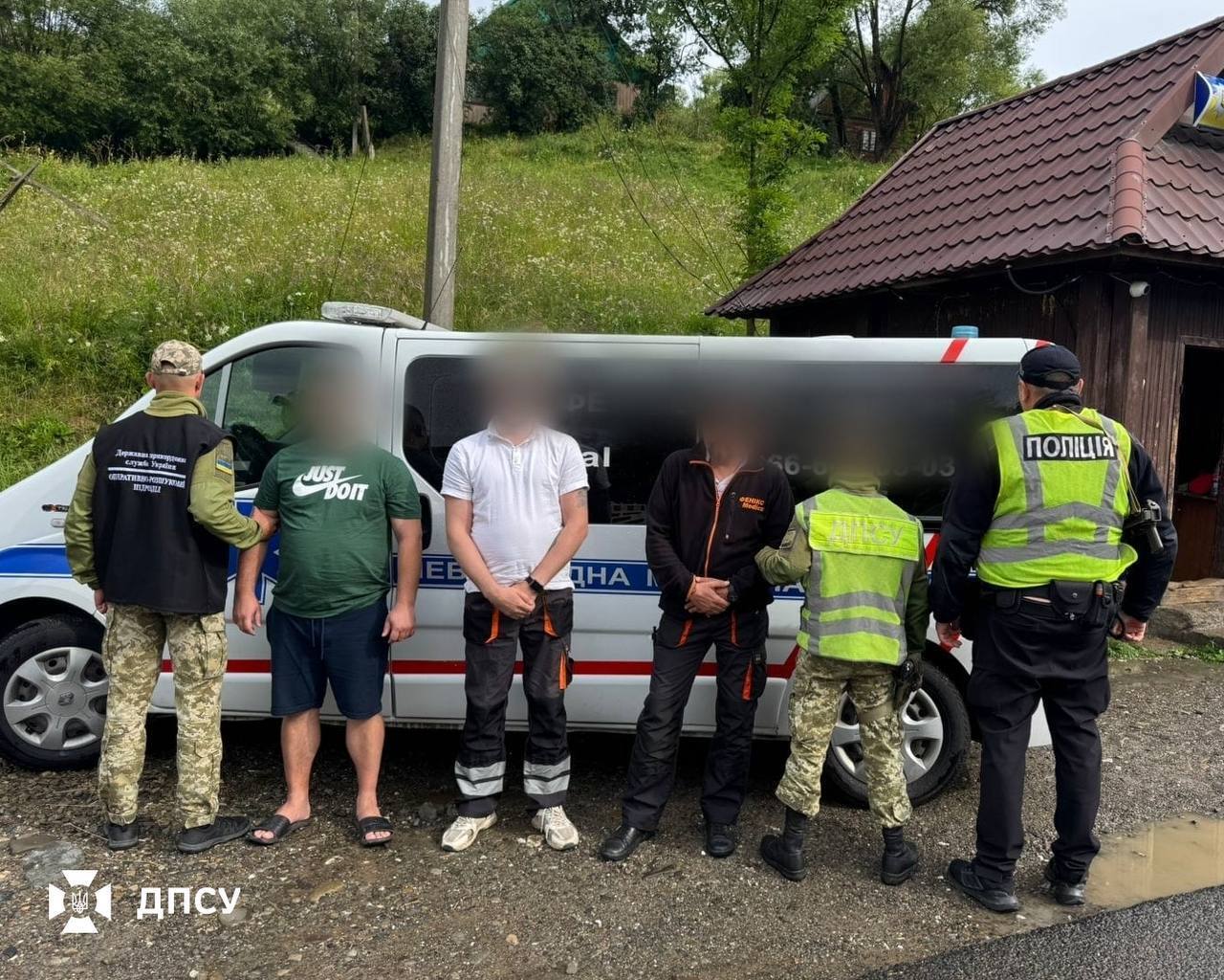 Карета швидкої з сюрпризом: на Закарпатті прикордонники викрили оригінальну спробу незаконно виїхати в Румунію. Фото
