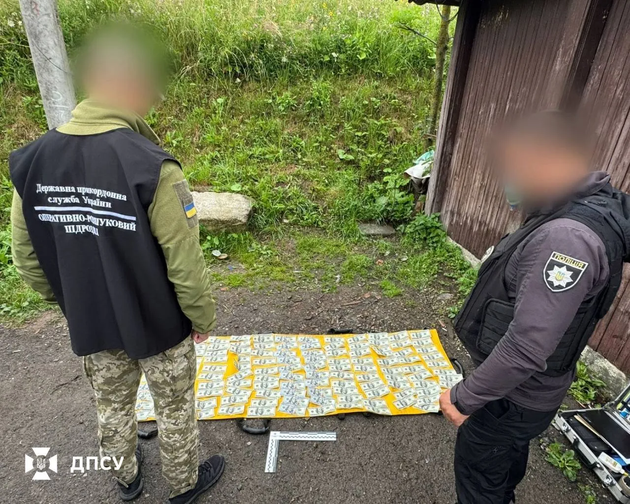 Карета швидкої з сюрпризом: на Закарпатті прикордонники викрили оригінальну спробу незаконно виїхати в Румунію. Фото