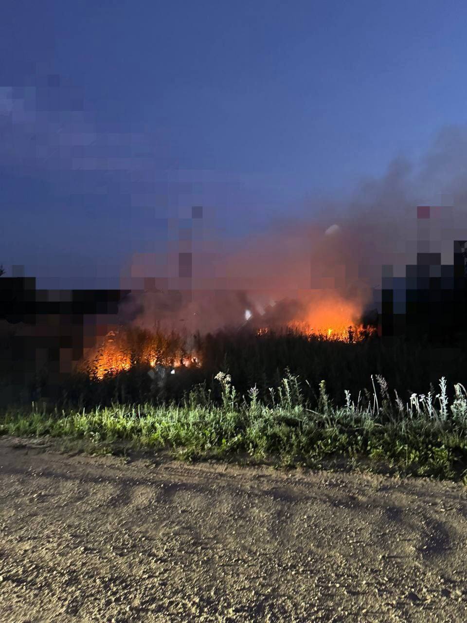 "В поле что-то упало и взорвалось": Подмосковье атаковали дроны, люди нашли обломки. Видео
