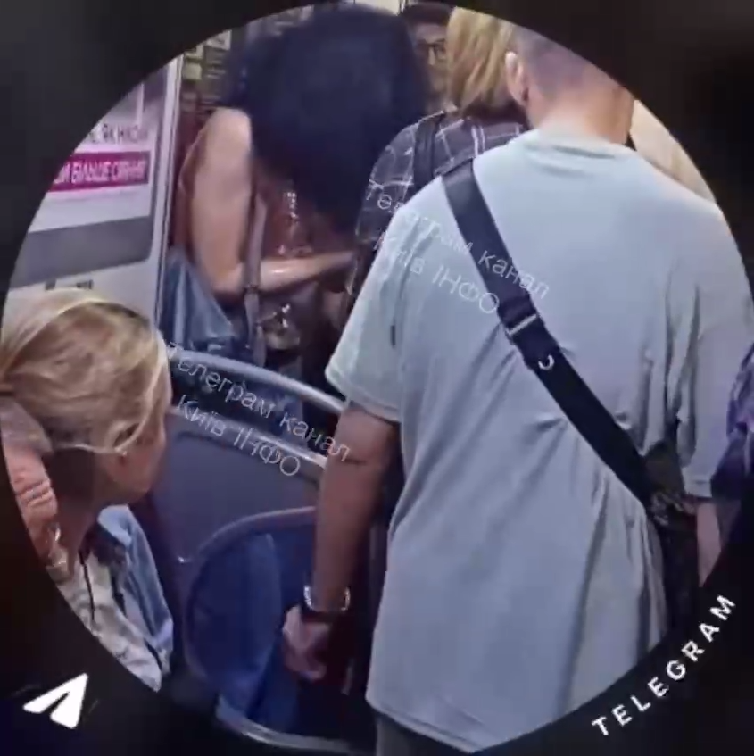 Говорят, что женщина кричала "Слава России": в Киеве произошла стычка в метро, полиция устанавливает обстоятельства инцидента. Видео