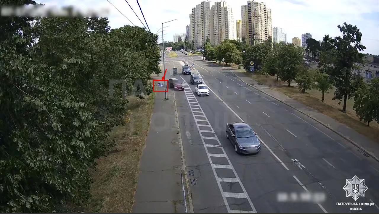 В Киеве пьяный водитель BMW снес дорожный знак, протаранил авто и врезался в металлическое ограждение. Видео