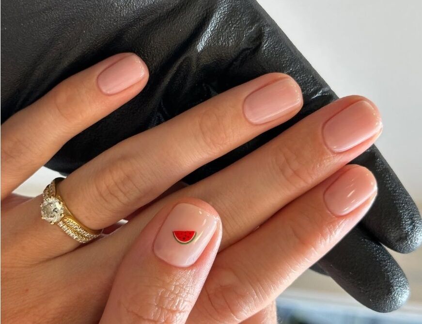 По-настоящему летние: какие цвета маникюра сделать в августе