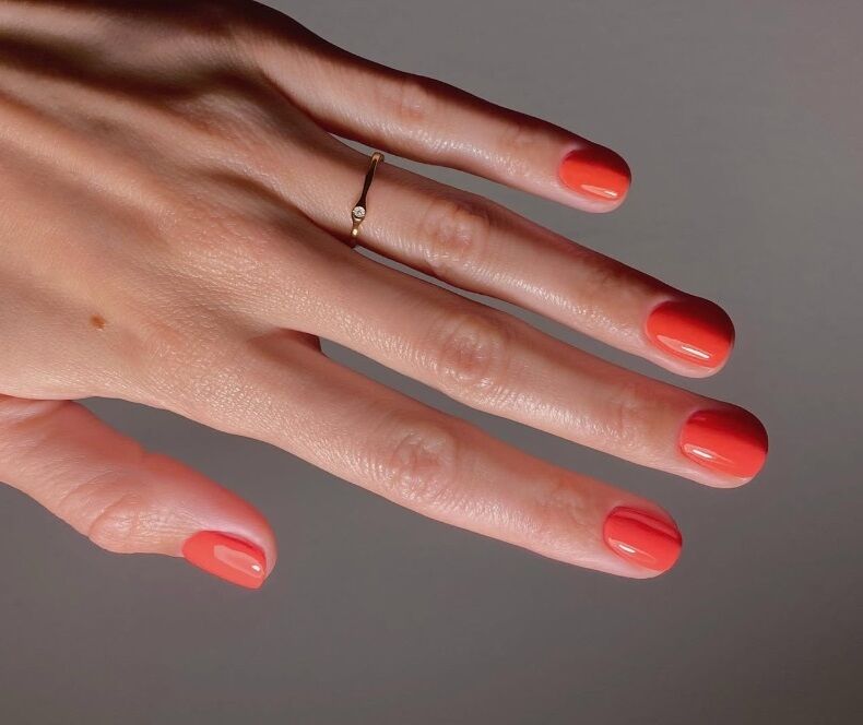 По-настоящему летние: какие цвета маникюра сделать в августе