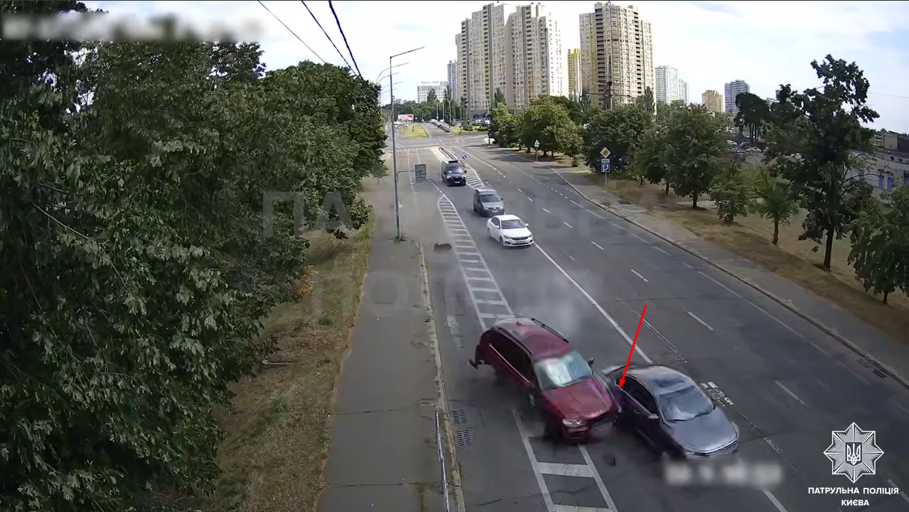 В Киеве пьяный водитель BMW снес дорожный знак, протаранил авто и врезался в металлическое ограждение. Видео