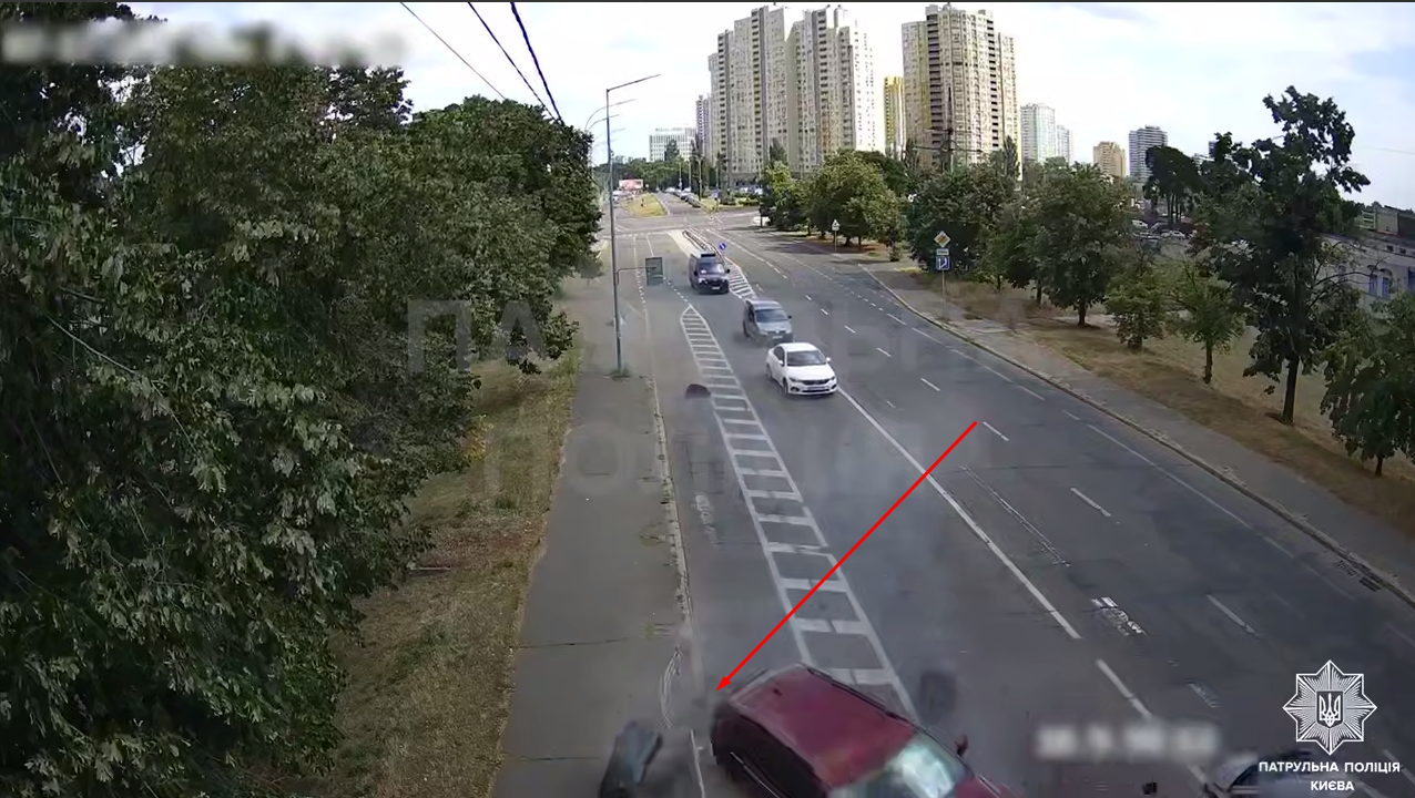 В Киеве пьяный водитель BMW снес дорожный знак, протаранил авто и врезался в металлическое ограждение. Видео