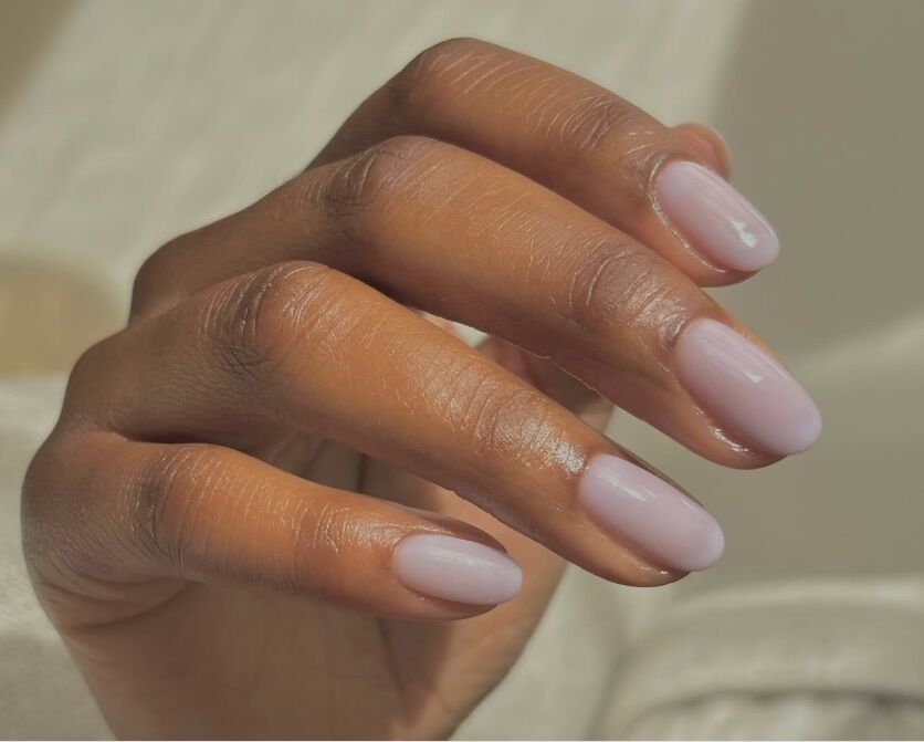 По-настоящему летние: какие цвета маникюра сделать в августе