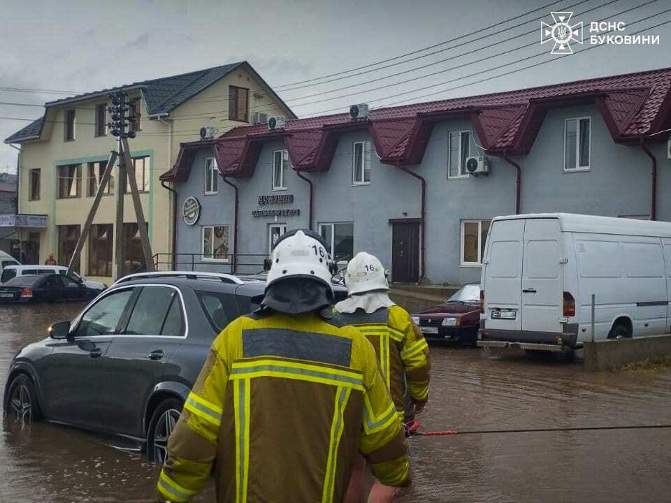 Дороги размыты, в реках повышается уровень воды: в Карпатах бушует непогода. Видео