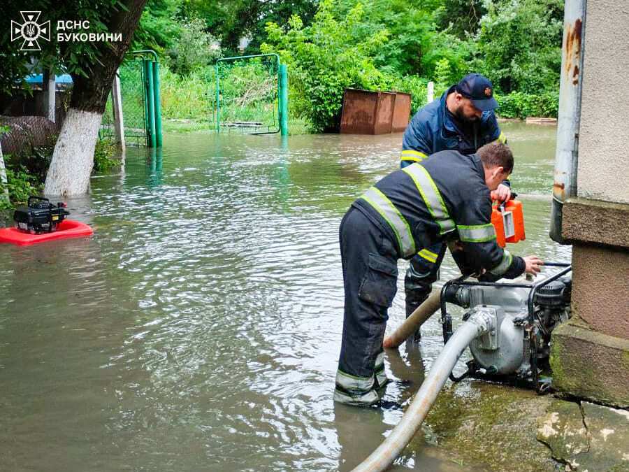 Дороги размыты, в реках повышается уровень воды: в Карпатах бушует непогода. Видео