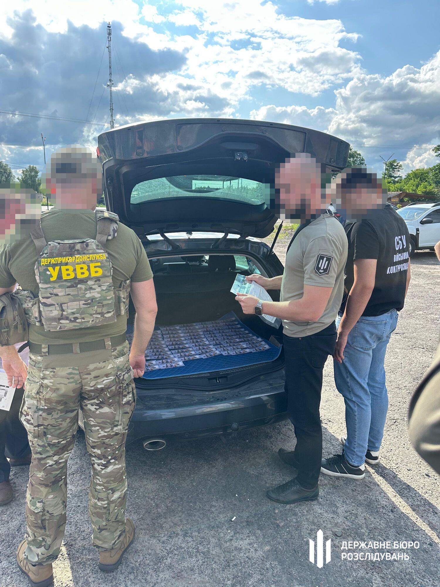 На Волині затримали військовослужбовця, який намагався налагодити "бізнес" із продажу фіктивних документів для виїзду за кордон quziqduiqhzihtzrz