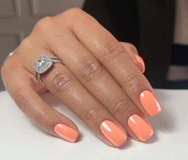 По-настоящему летние: какие цвета маникюра сделать в августе