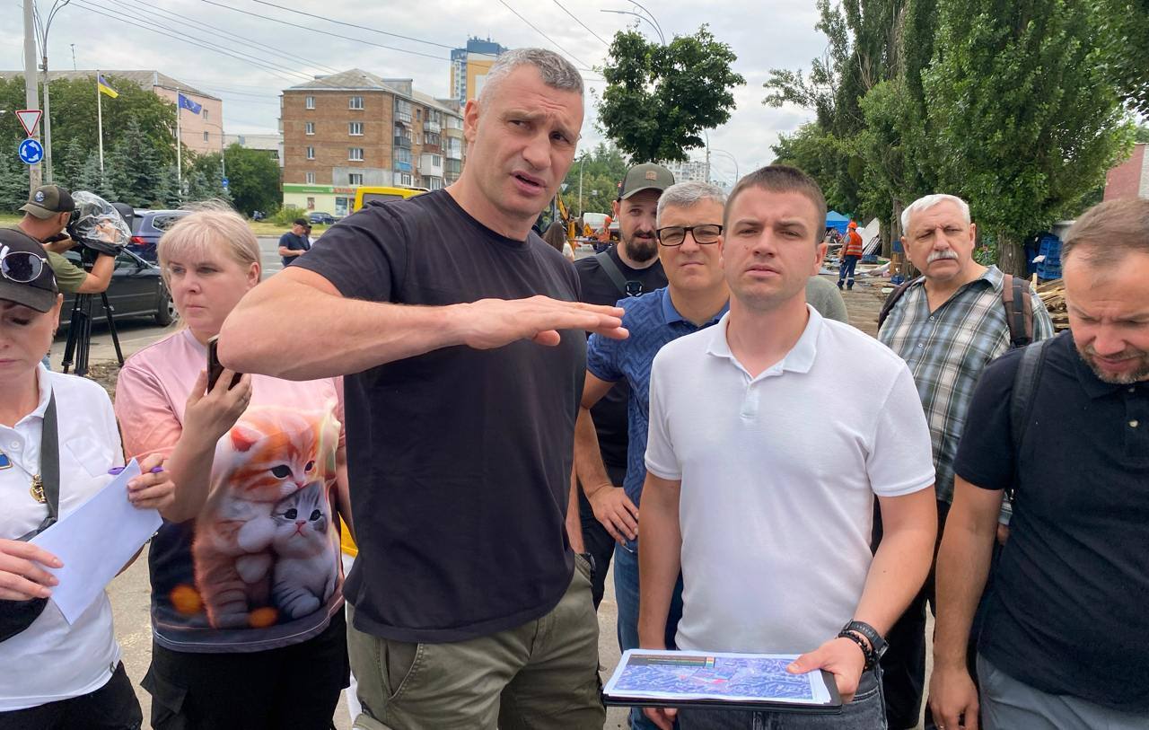 Виталий Кличко показал, как на Виноградаре в Киеве демонтируют МАФы: большинство стоит без надлежащих документов. Фото