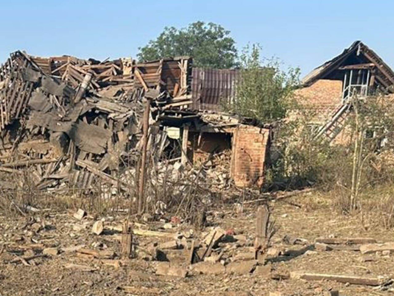 Оккупанты ударили по авто волонтеров и жилому сектору в Донецкой области: погибла женщина, четыре человека ранены. Фото