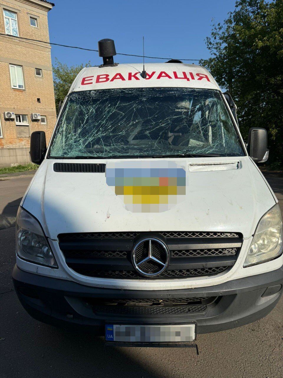 Оккупанты ударили по авто волонтеров и жилому сектору в Донецкой области: погибла женщина, четыре человека ранены. Фото