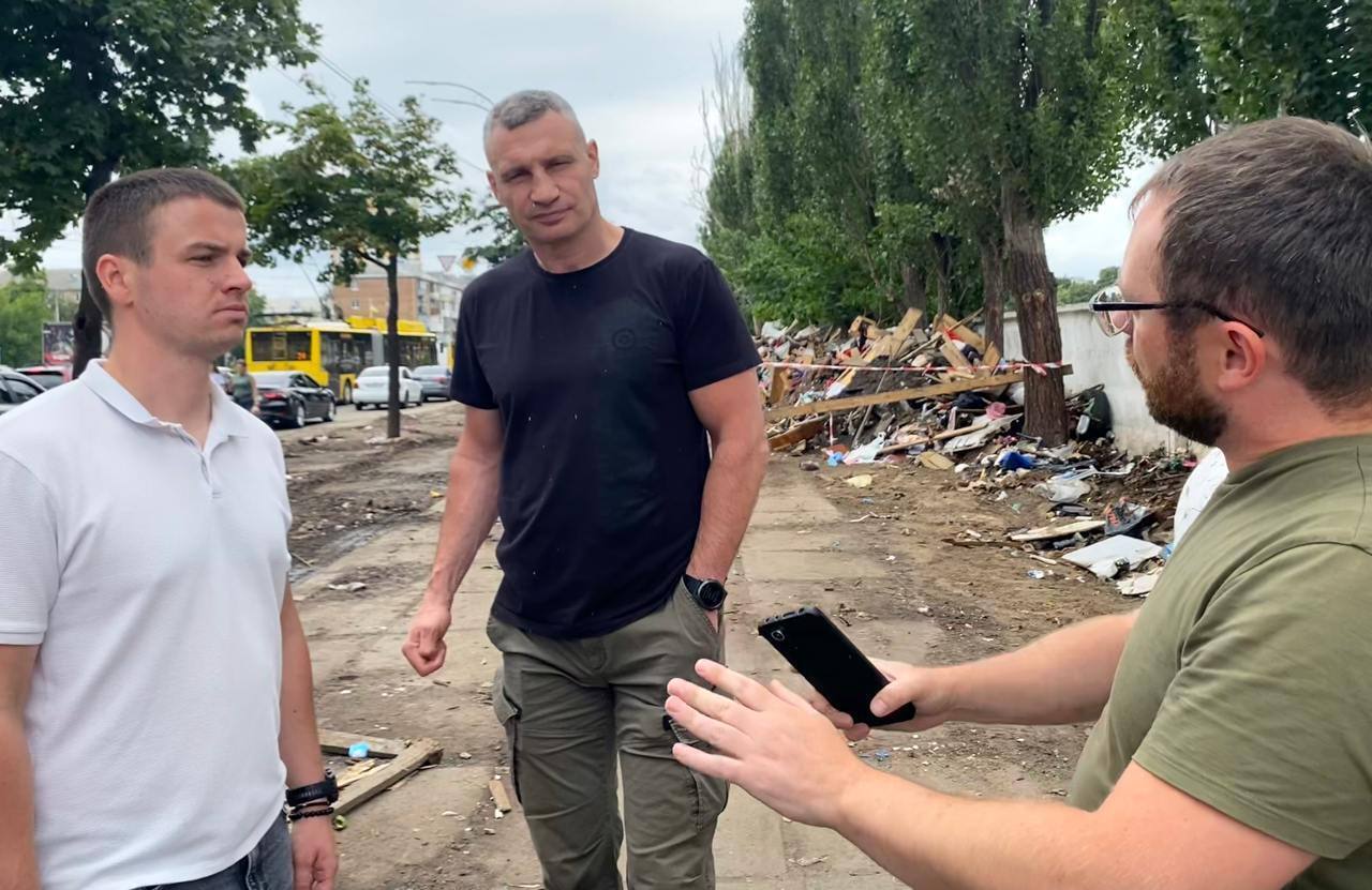 Виталий Кличко показал, как на Виноградаре в Киеве демонтируют МАФы: большинство стоит без надлежащих документов. Фото
