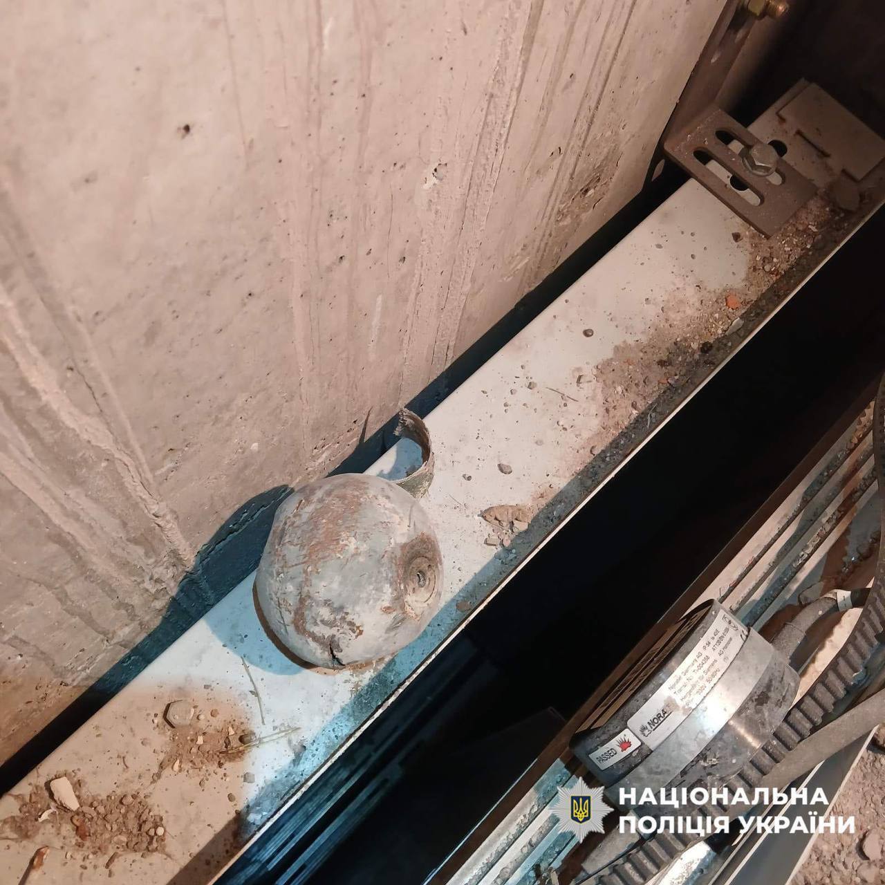 Нашли в шахте лифта: в Киеве взорвали кассетный боеприпас из поврежденного дома. Фото