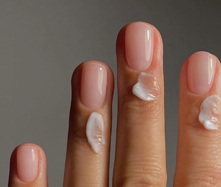 По-настоящему летние: какие цвета маникюра сделать в августе