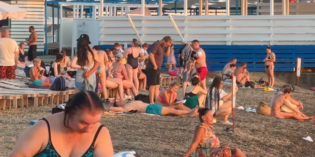 По ночам не дают спать взрывы и воздушная тревога: россияне выбрали грязное море в Анапе вместо оккупированного Крыма