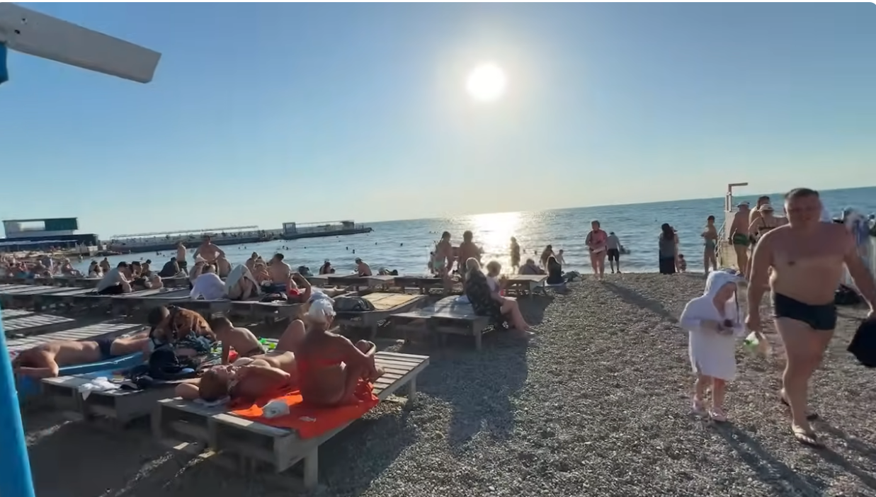 По ночам не дают спать взрывы и воздушная тревога: россияне выбрали грязное море в Анапе вместо оккупированного Крыма