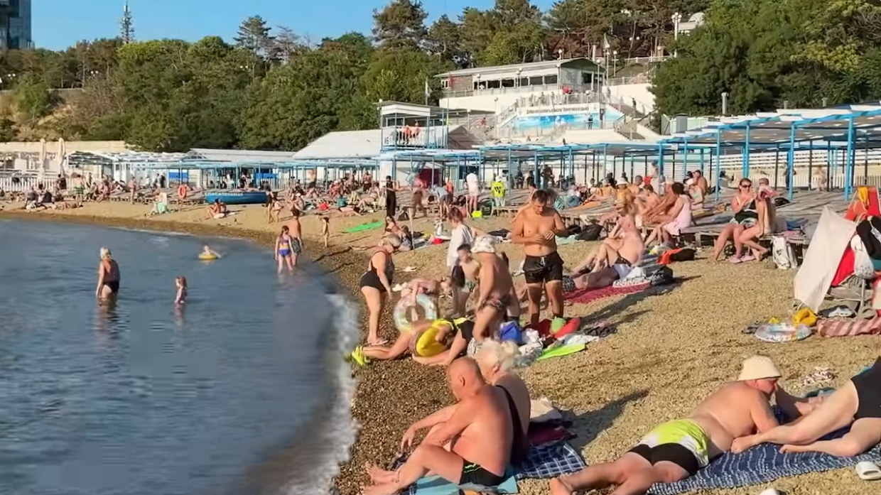 По ночам не дают спать взрывы и воздушная тревога: россияне выбрали грязное море в Анапе вместо оккупированного Крыма